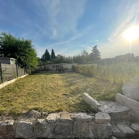 útulný Podkrovní Ateliér Se Zahradou Apartamento